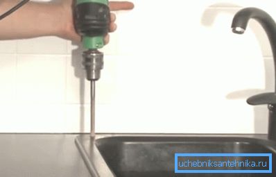 Opatrně vyvrtejte otvory Opatrně vyvrtejte otvory