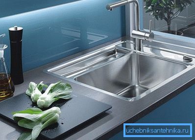 Úhledný a stylový design - charakteristický rys kovových umyvadel.