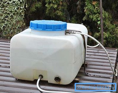Tank na střeše letní sprchy. Tank na střeše letní sprchy.