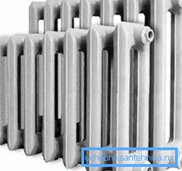 Baterie MC140 mohou mít různé výšky.