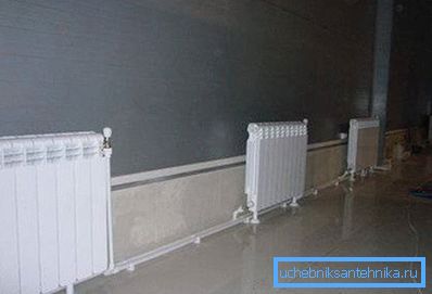 Baterie zajištěné podlahovými držáky