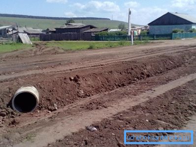 Betonová struktura v zemědělské oblasti