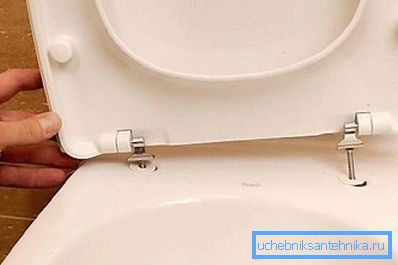 Nelze fixovat víko na toaletu bez kvalitního kování.