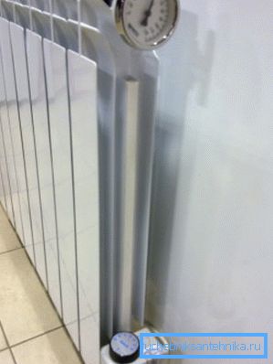 Bimetalický radiátor s elektrickým topným článkem Bimetalický radiátor s elektrickým topným článkem