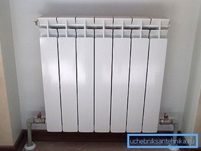 Bimetalický radiátor se spodním připojením ve vnitřku místnosti. Bimetalický radiátor se spodním připojením ve vnitřku místnosti.