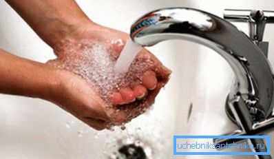 Díky kotli je možné nejen ohřívat místnost, ale také vytápět vodu pro domácí potřebu.