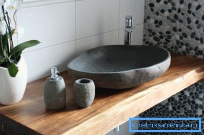 Vznešená kombinace materiálů z masivního dřeva a přírodního kamene.