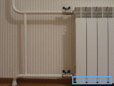 Boční připojení radiátoru ke stoupači ústředního topení.