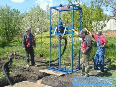 Tým odborníků provádí rotační vrtání studní. Tým odborníků provádí rotační vrtání studní.