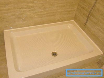 Miska 120x90, instalovaná na pódiu.