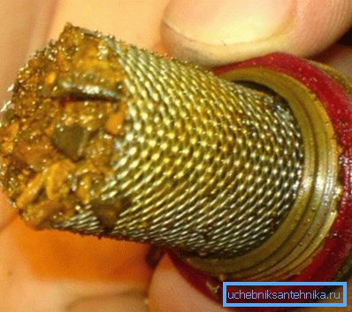 Po určité době je třeba vyměnit i zabránit i hrubému filtru, protože to ovlivňuje tlak v systému.