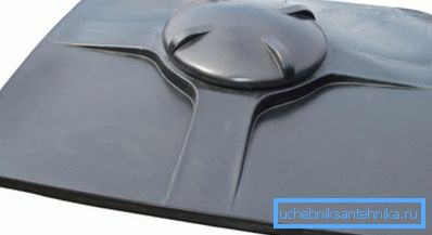 Černá barva a velká absorpční plocha slunečních paprsků zaručují rychlé zahřátí vody přiváděné do nádrže.