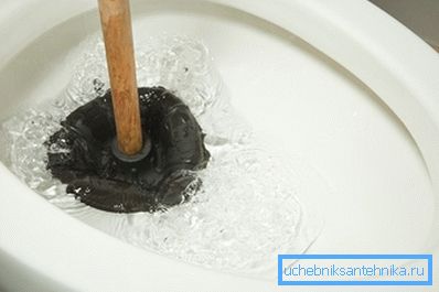 Čištění toalety z ucpávacího pístu