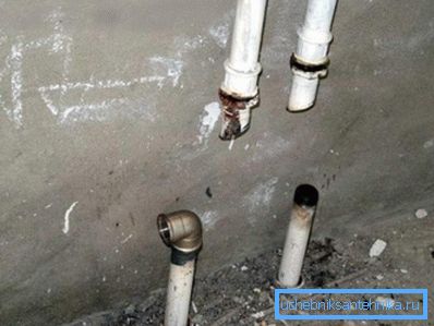 Chcete-li vystopovat horní patro z topení, stačí odříznout stoupačky a položit mezi nimi propojku.