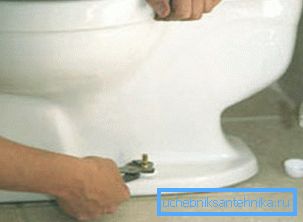 Chcete-li vyjmout misku, musíte odšroubovat šrouby.