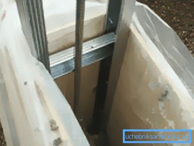 Abychom zabránili absorpci vody z roztoku do bednění a do země, použijeme polyethylen.