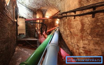 Železná instalace v pekárně Peterhof.