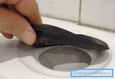 I když se písek nebo nečistota během instalace jednoduše dostanou na sedačku, může to způsobit únik během provozu, ale obvykle se jedná o závadu pouze po mechanickém namáhání v dané oblasti. I když se písek nebo nečistota během instalace jednoduše dostanou na sedačku, může to způsobit únik během provozu, ale obvykle se jedná o závadu pouze po mechanickém namáhání v dané oblasti.