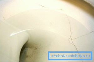 Dokonce i taková vada v toaletní misce může být odstraněna.
