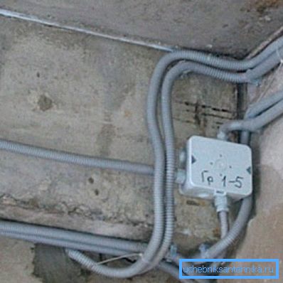 Dokonce i vnitřní instalace musí být provedena takovým způsobem, aby byla zajištěna co největší těsnost a aby se zabránilo vnikání vlhkosti do vnitřku potrubí během provozu. Dokonce i vnitřní instalace musí být provedena takovým způsobem, aby byla zajištěna co největší těsnost a aby se zabránilo vnikání vlhkosti do vnitřku potrubí během provozu.