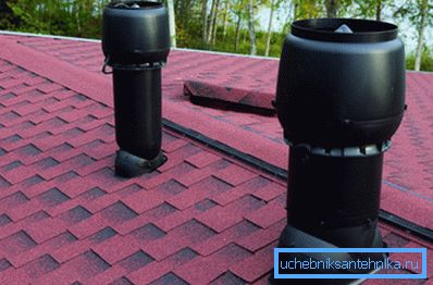 Deflektor je vybaven oběma ventilačními trubkami.