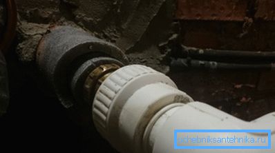 Provedeme vstup přes stěnu základny nebo suterénu.