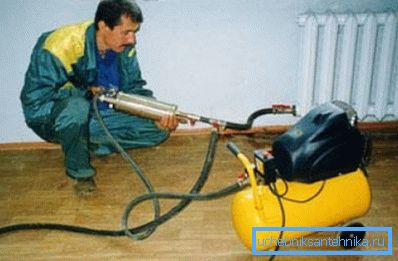 Zobrazuje se jednotka pro pneumatické-hydraulické splachování.