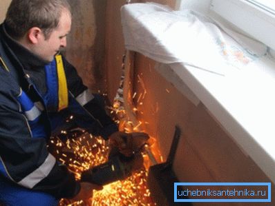 Demontáž starého chladiče pomocí 
