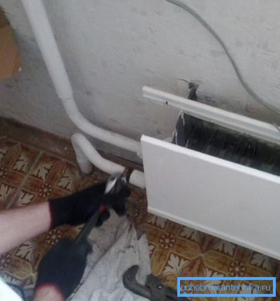 Demontáž starého chladiče pomocí klíče