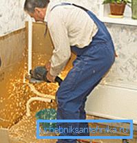 Demontáž starého stoupačky topného systému Demontáž starého stoupačky topného systému