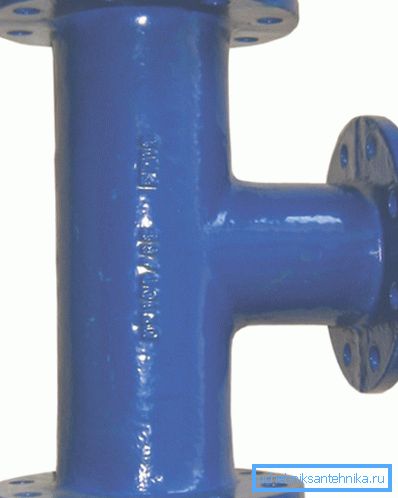 Detail pod sklopným přírubovým připojením Detail pod sklopným přírubovým připojením
