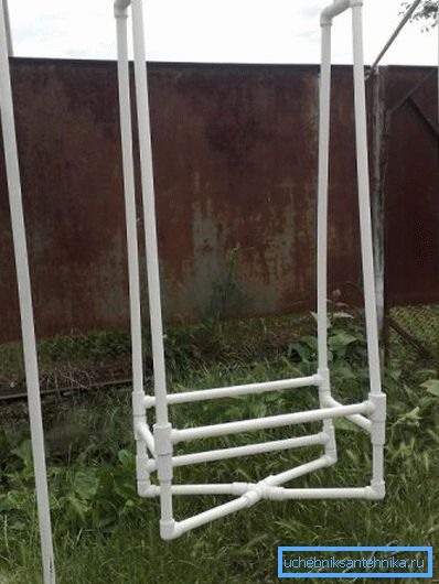 Dětské houpačky shromážděné z takového materiálu se mohou zdát ještě silnější a spolehlivější než podobné konstrukce tovární výroby Dětské houpačky shromážděné z takového materiálu se mohou zdát ještě silnější a spolehlivější než podobné konstrukce tovární výroby