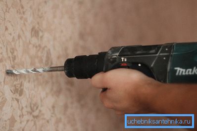 Pro vytváření děr ve stěně je lepší použít úder