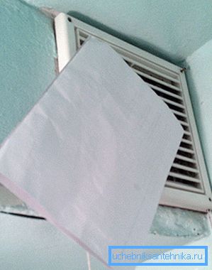 Chcete-li zkontrolovat funkci ventilačního systému, můžete použít list papíru. Chcete-li zkontrolovat funkci ventilačního systému, můžete použít list papíru.
