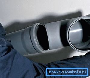 Pro instalaci jednoduše vložte hladký konec do zásuvky