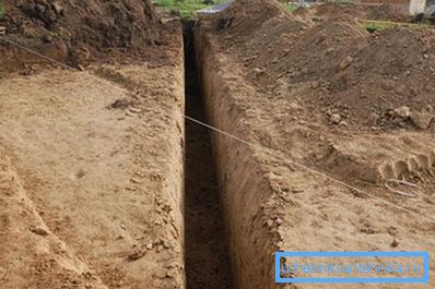 Spodní část příkopu musí být vyrovnána a utlumena pod svahem Spodní část příkopu musí být vyrovnána a utlumena pod svahem