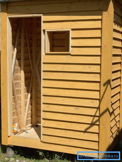 Dřevo je jedním z nejoblíbenějších materiálů pro sprchy. Dřevo je jedním z nejoblíbenějších materiálů pro sprchy.