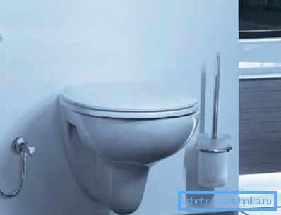 Sprchový bidet na toaletu vám ušetří prostor