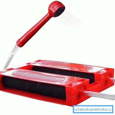 Sprcha pro dávání s nohou pompou.