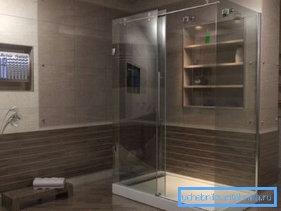 Sprcha s nízkou základnou 120x90 v interiéru moderní koupelny.