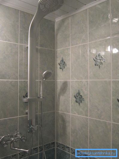Sprchový systém s dešťovou sprchou a směšovačem v apartmánu