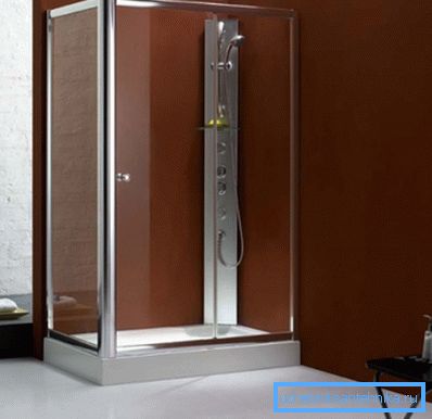 Rohové sprchové kouty o rozměrech 120x90 cm jsou dobře větrané kvůli nedostatku střechy
