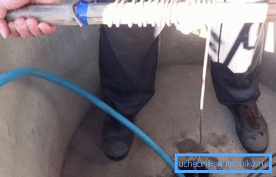 Pohybem pevného vibračního čerpadla nahoru a dolů míchat kal v dolní části