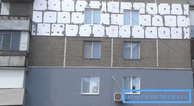 Efektivním způsobem šetření energie je izolace vnějších stěn budovy pěnovými panely.
