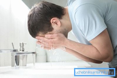 Provozní baterie v koupelně