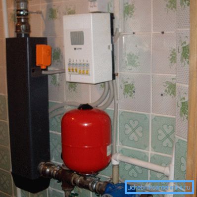 Elektrické kotle jsou téměř vždy namontované na stěnu a zároveň mají nejmenší rozměry.
