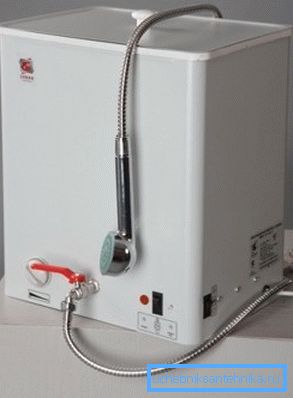 Elektrický ohřívač vody pro sprchu EVBO-20/1, 25-1 může pracovat jak ze sítě, tak z vestavěné baterie