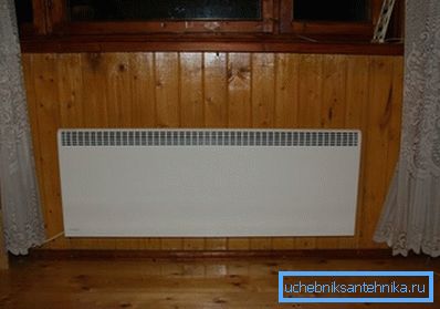 Elektrický konvektor v interiéru chaty