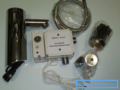 Elektronická část je umístěna uvnitř napájecího zdroje.