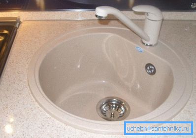 Smaltované bílé umyvadlo pro kuchyň dokonale zapadne do jakéhokoliv designu.